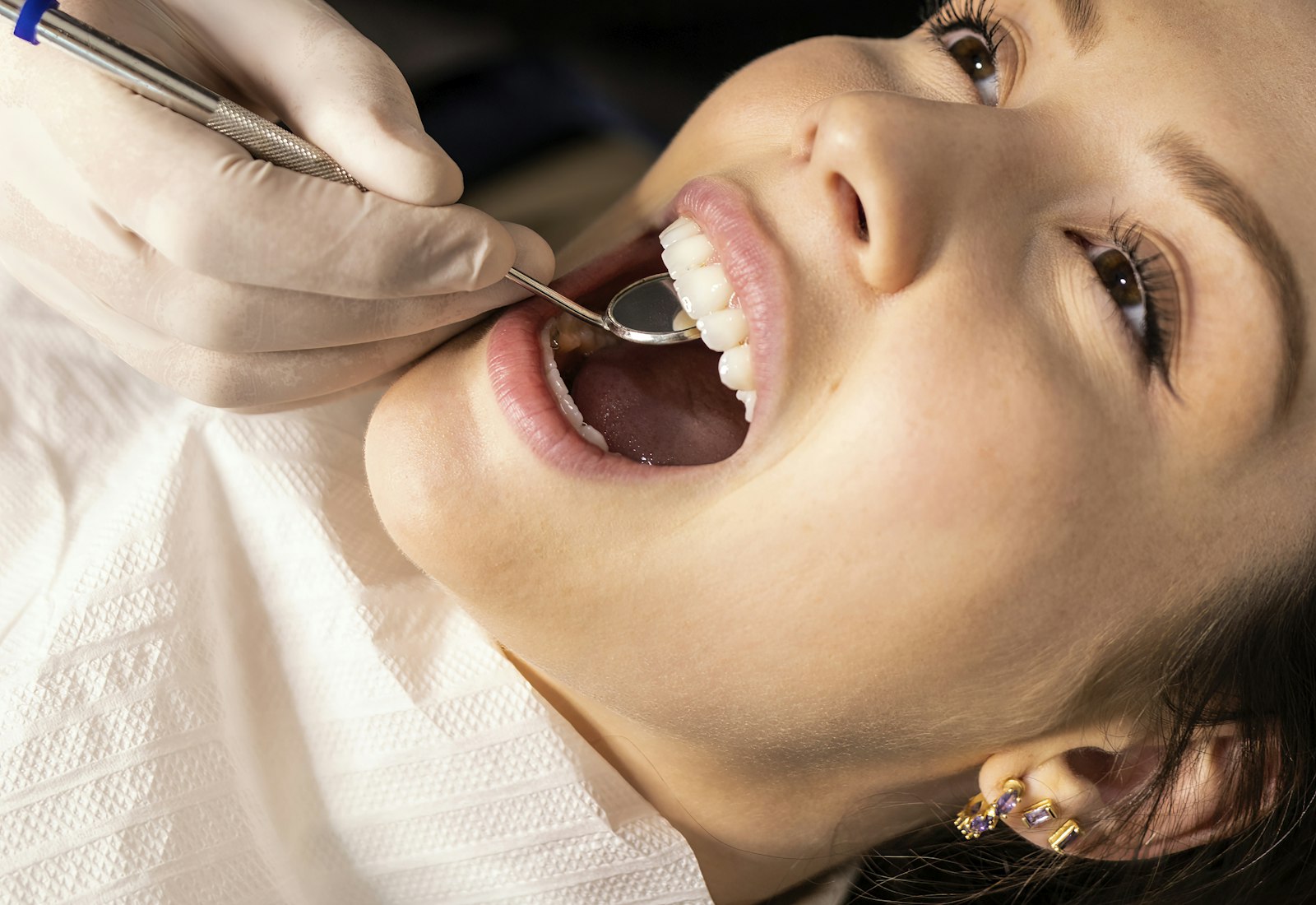 A Golflands dentist walking a patient through their scan chairside in a bright treatment room