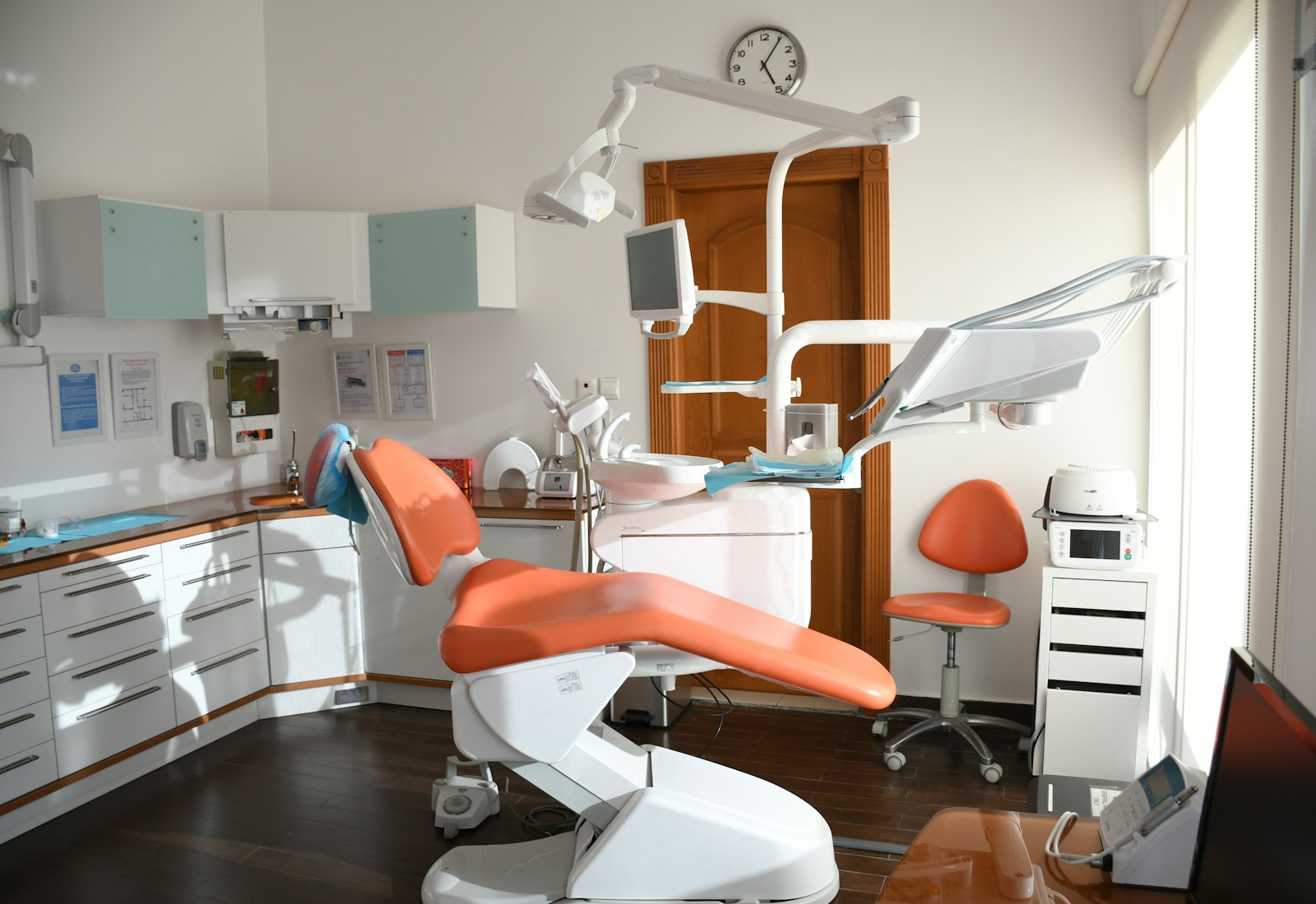 Bright, modern Golflands treatment room ready for a patient